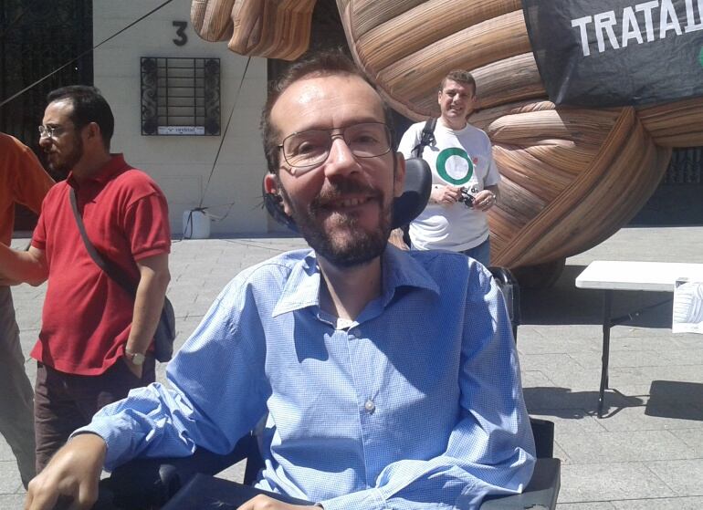 El líder de Podemos, Pablo Echenique, en un acto en la plaza España de Zaragoza. 