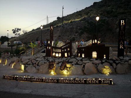 Vista del monolito de Hermanamiento entre Bedmar y Azagra