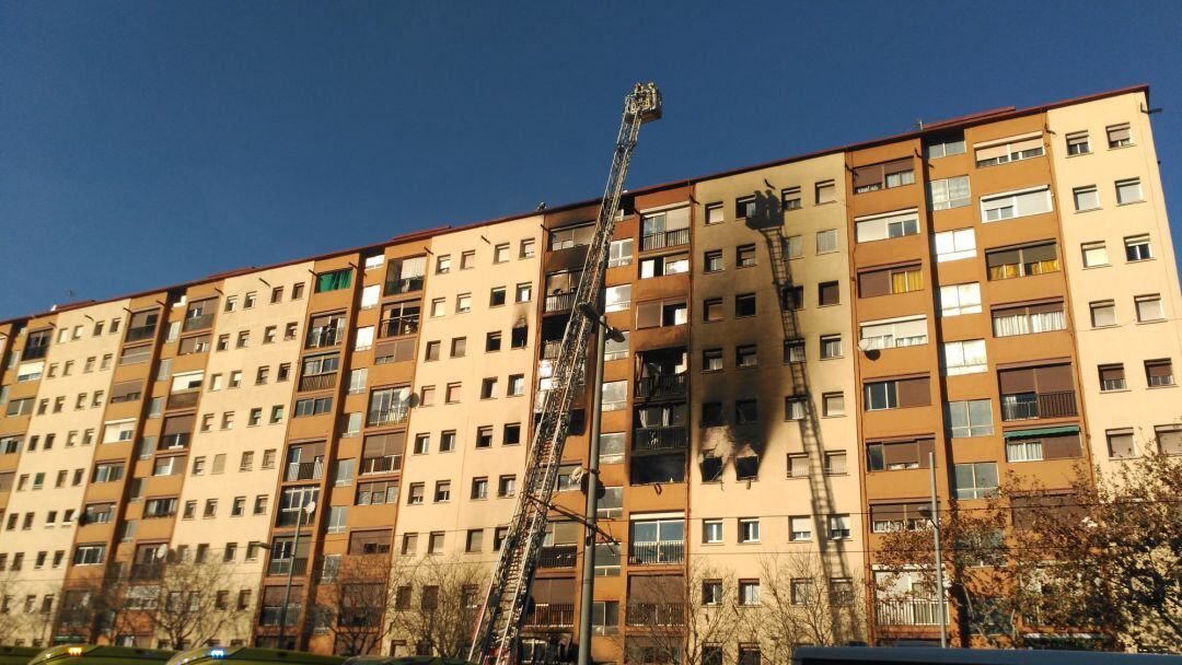 Edificio afectado por el incendio en Badalona