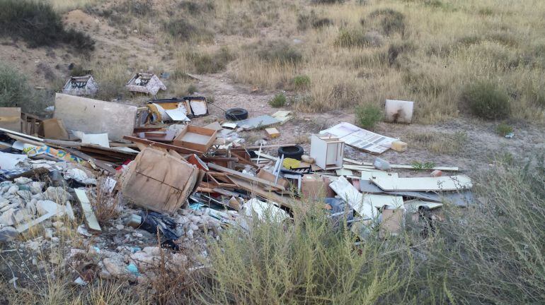 Vertido de escombros en la zona de El Sapo de Elda 