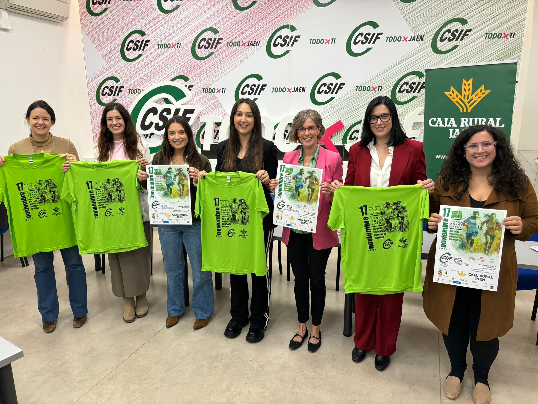 De izquierda a derecha: María Segovia, concejala de Familias; Anabel Molina, responsable del programa de mujer Cáritas Jaén; Ana Núñez, concejala de Deportes del Ayuntamiento de Jaén; María Ruiz, diputada de Igualdad; Cecilia Cueva, secretaria de Igualdad CSIF Jaén; María José López, directora oficina Caja Rural de Jaén; María José de la Torre, responsable de Igualdad Asociación Tendiendo Puentes.