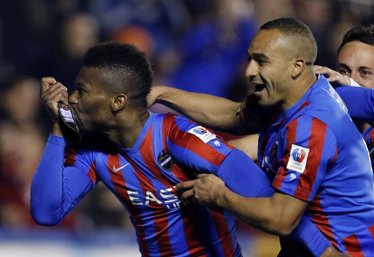 GRA445. VALENCIA, 06/03/2015.- El centrocampista nigeriano del Levante Kalu Uche (i) besa la espinillera tras marcar el segundo gol de su equipo ante el Eibar, durante el partido de la jornada 26º de Primera División disputado esta noche en el estadio Ciutat de Valencia.- EFE/Juan Carlos Cárdenas