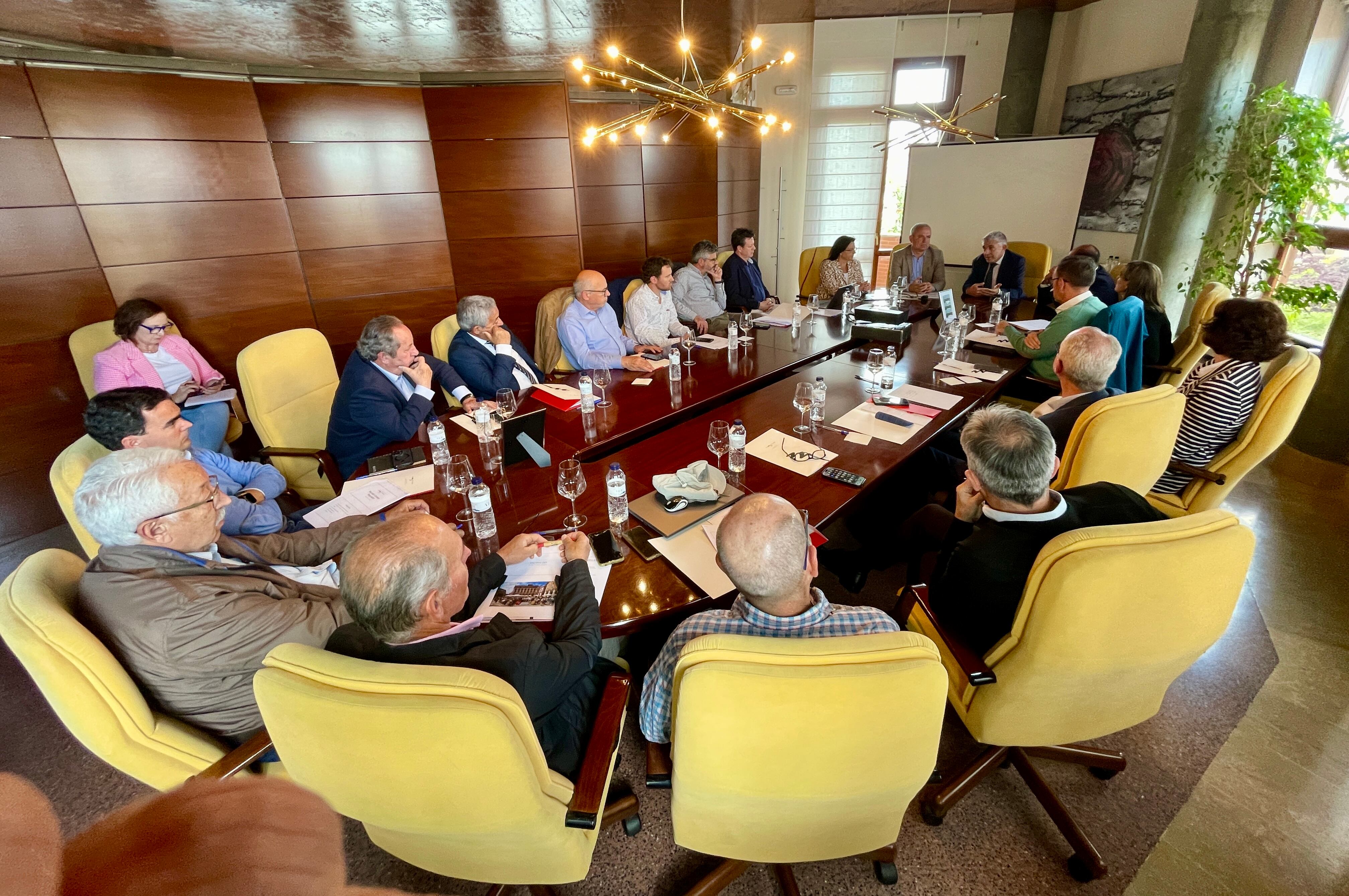 El Consejo Regulador de la D.O.P.  Somontano ha mantenido una reunión con el consejero, Ángel Samper. Foto: D.O.P. Somontano