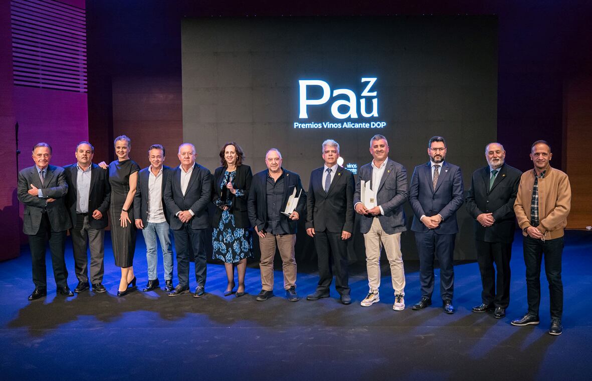 Diego Mena, en el centro de la foto, junto con el presidente del consejo regulador, José Juan Reus.