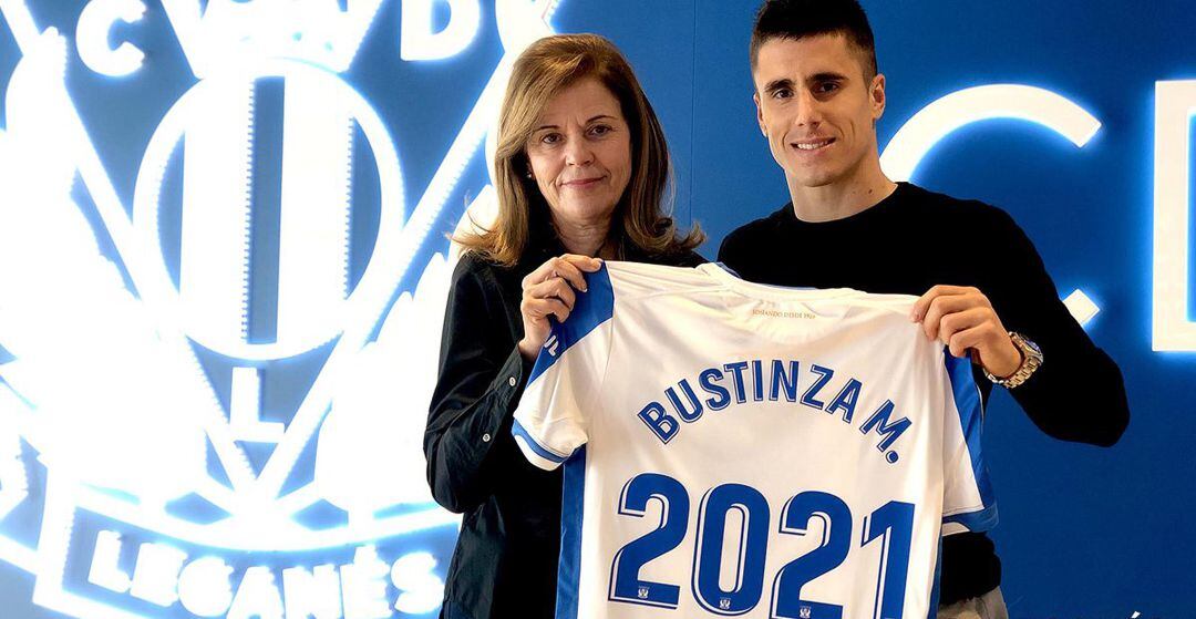 Bustinza (d), que ha jugado 79 partidos oficiales con la blanquiazul, junto a la presidenta del club, Victoria Pavón.