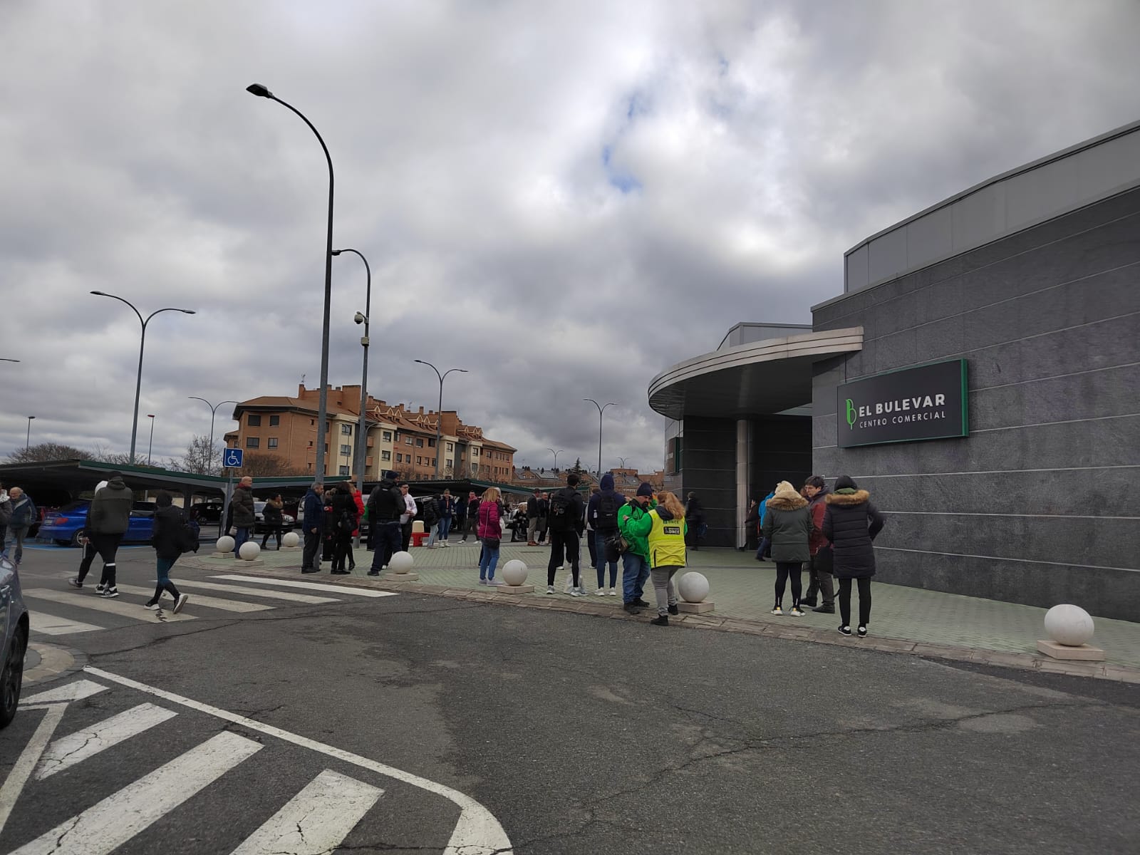 Clientes y comerciantes han tenido que abandonar el edificio