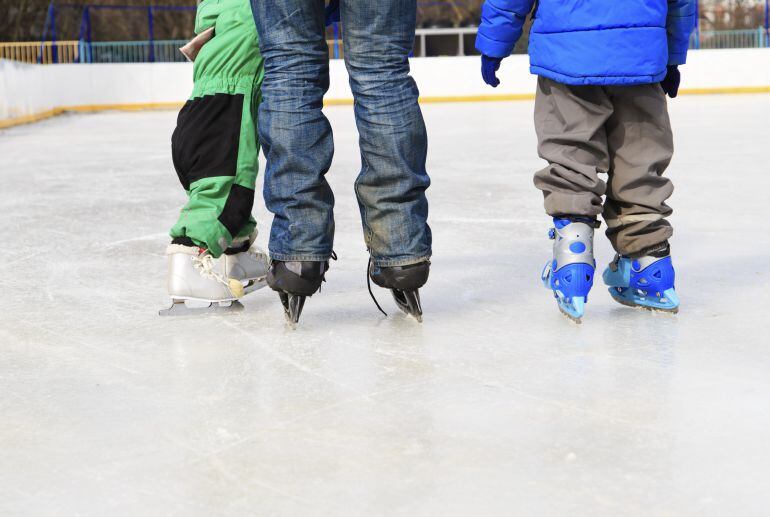 Patinadores (imagen de archivo)