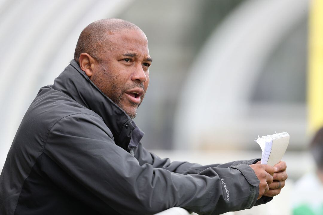 John Barnes en un partido entre periodistas y parlamentarios laboristas en el campo Birmingham County FA en Great Barr. 