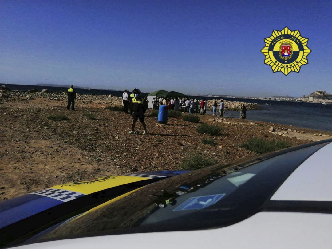 Celebración de un bautizo en la playa de La Almadraba