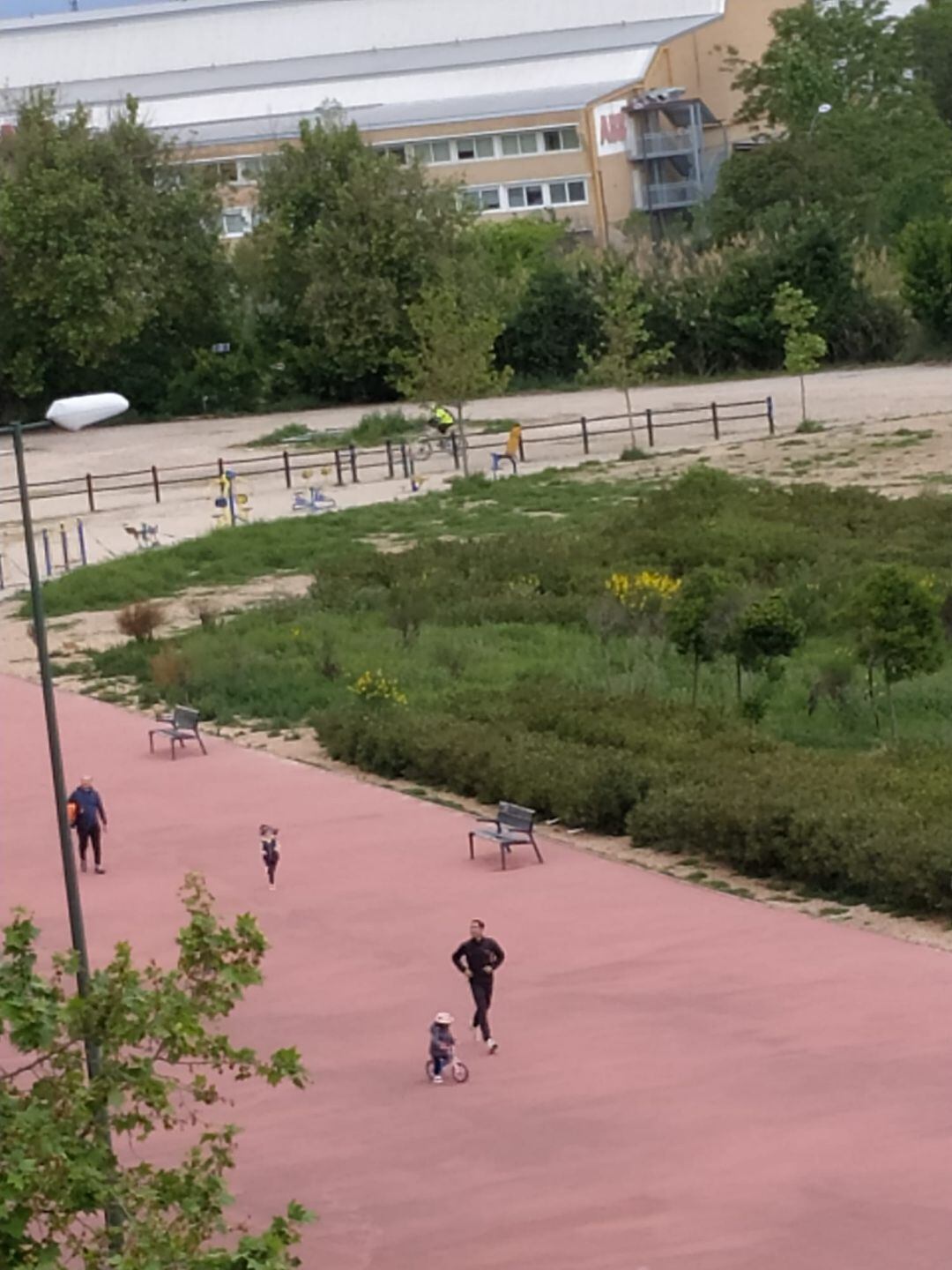 Primeros niños disfrutando de la hora de permiso para salir a la calle en Rosales del Canal, en Zaragoza. 