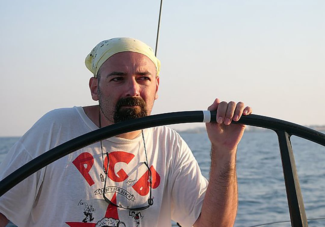 Hay muchas fotos chulas de Pepe por ahí. Pero he elegido esta porque es él: mirando con curiosidad y llevando el timón del barco.