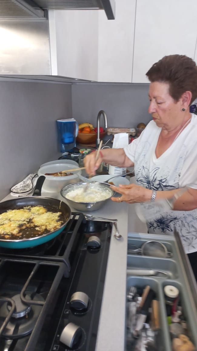 Cati en plena preparación de las tortillitas de camarones