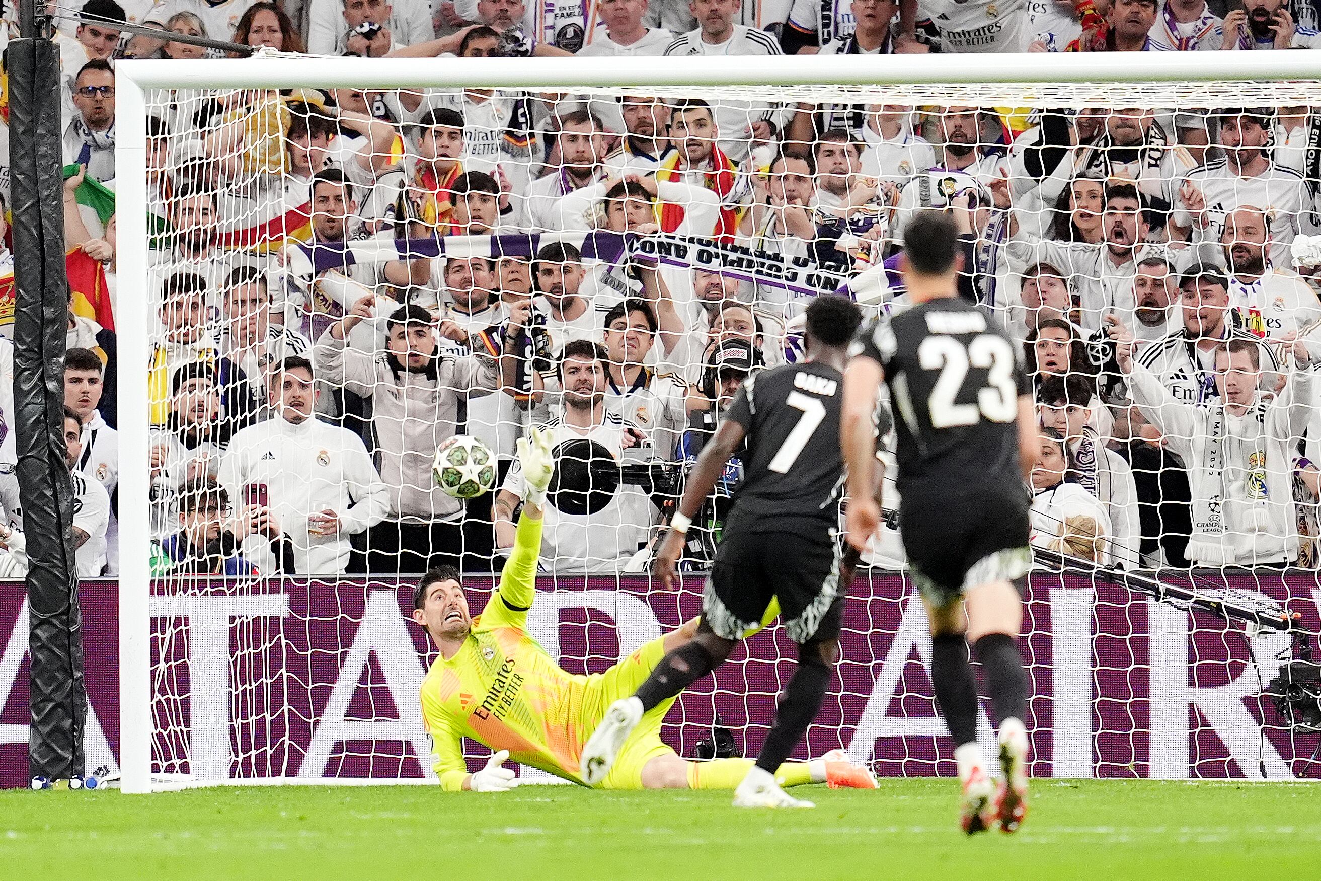 Thibaut Courtois detiene un penalti a Saka en el Real Madrid-Arsenal de Champions
