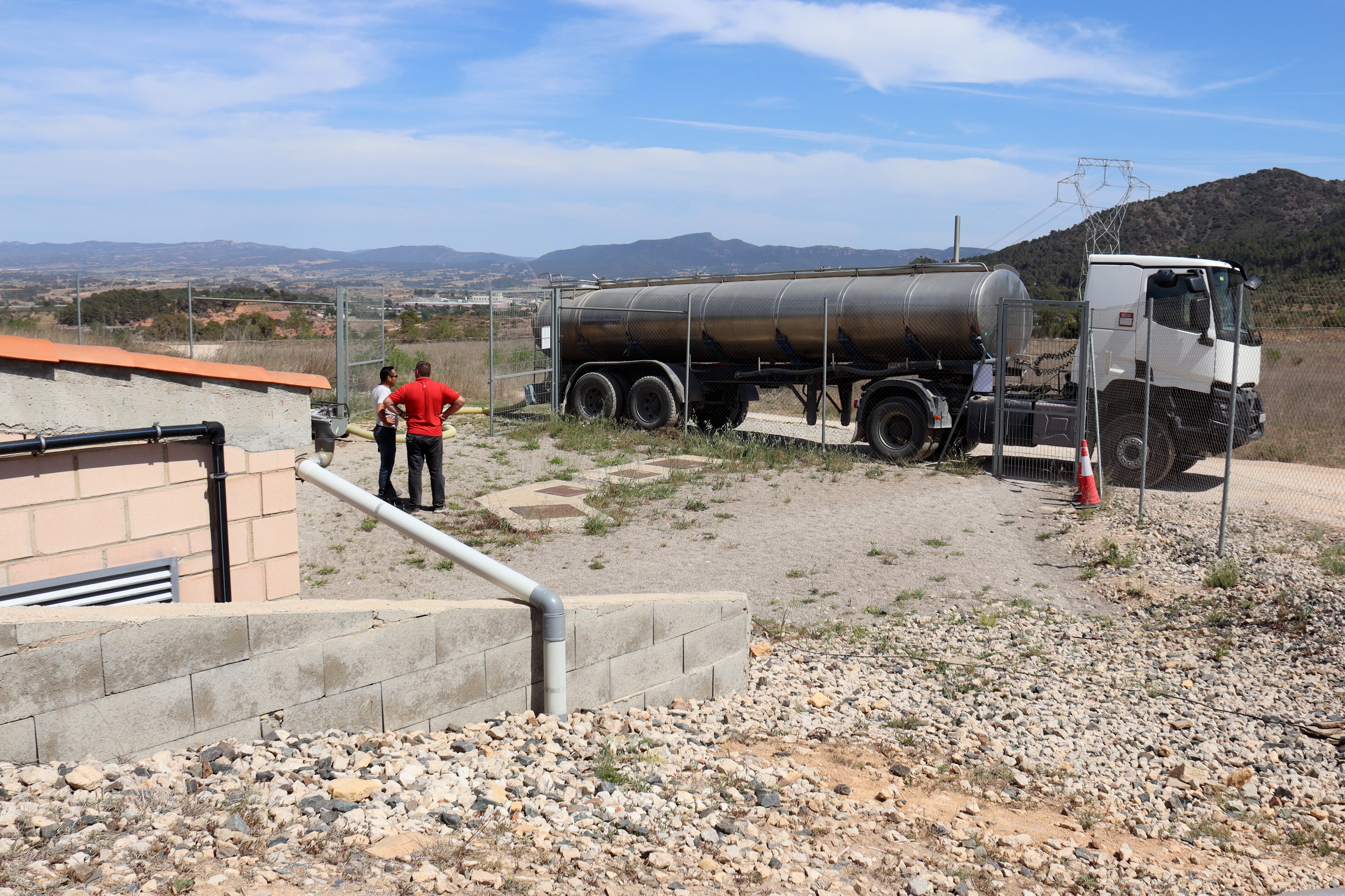 Dos treballadors omplint un dels dipòsits d&#039;aigua de l&#039;Espluga de Francolí amb camions cisterna