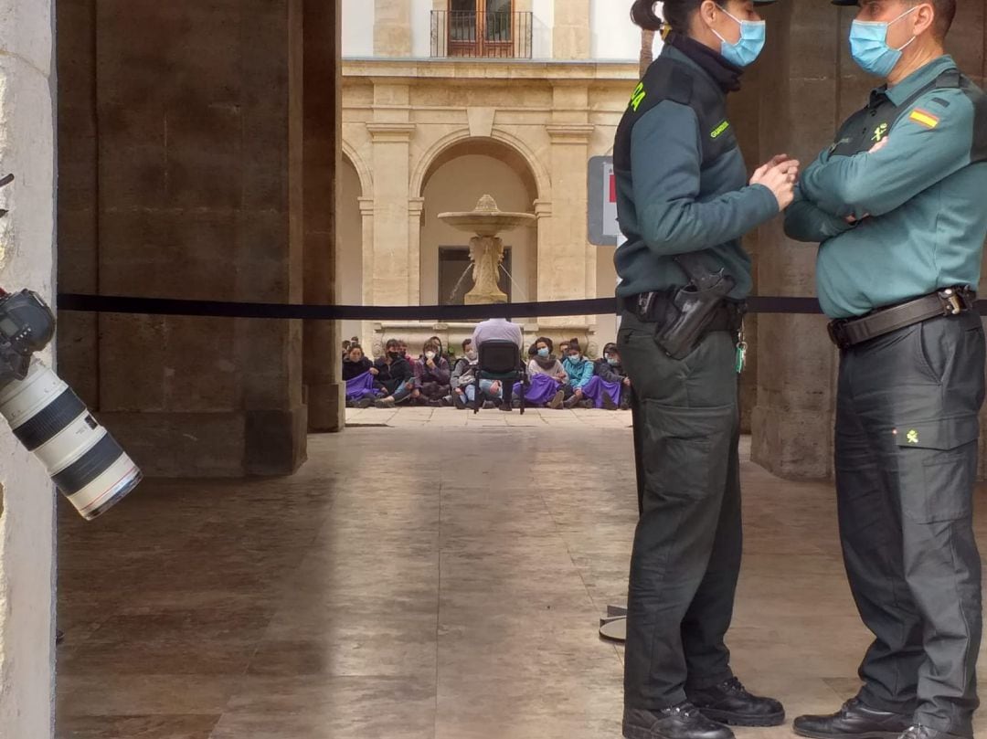 Sentada del grupo de mujeres en el patio de la sede de la Delegación del Gobierno