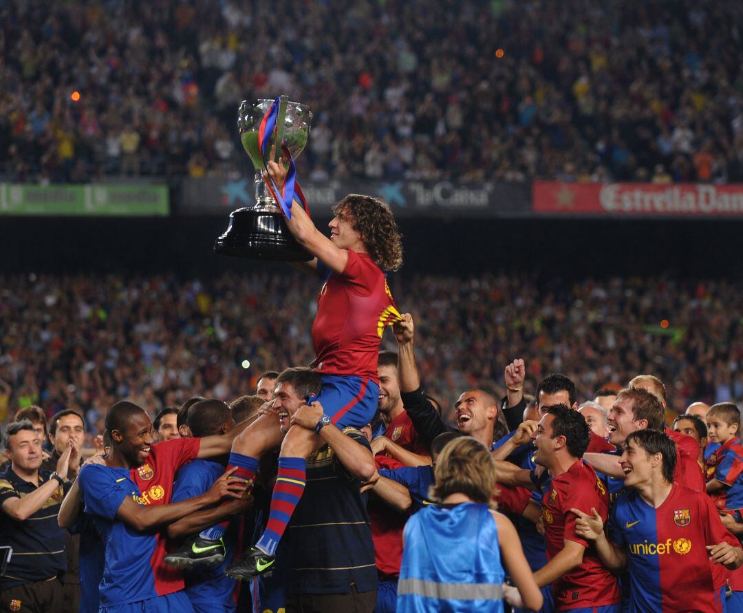Puyol levanta el trofeo liguero de la temporada 2008-2009