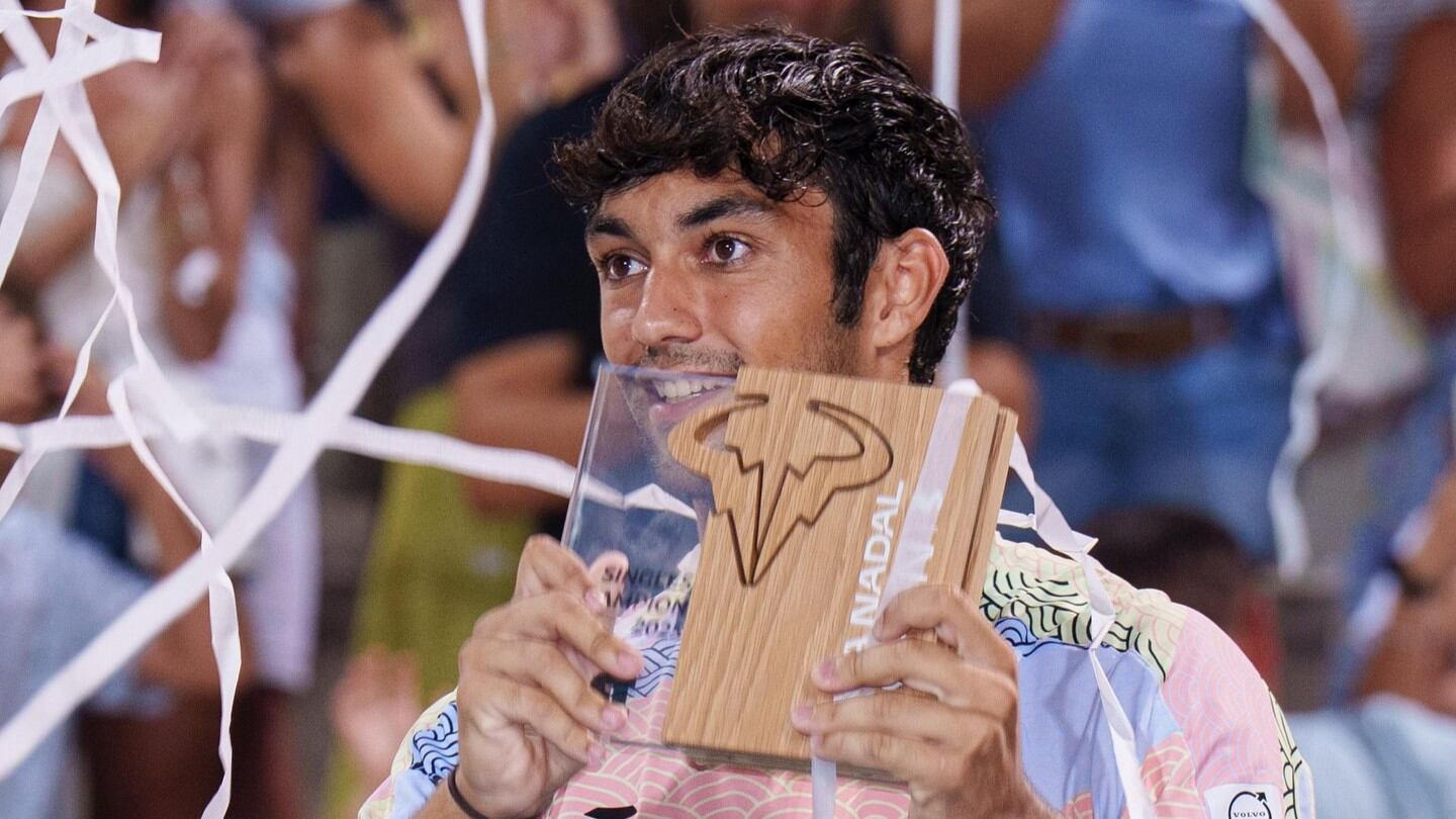 Dani Rincón con el trofeo como ganador del torneo