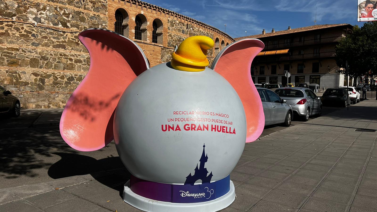 El personaje de Dumbo de Disney ya luce en el entorno de la Plaza de Toros de Toledo