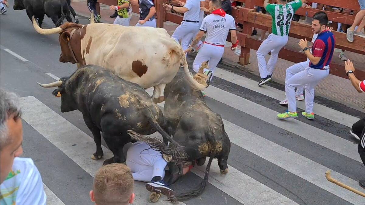 Pedro Martínez, responsable de Protección Civil de San Sebastián de los Reyes, da el parte de incidencias tras el sexto encierro de San Sebastián de los Reyes