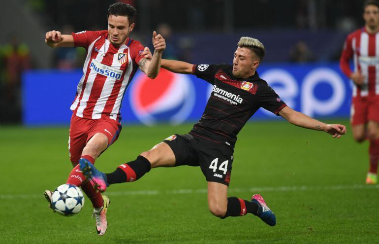 Kevin Kampl intenta robarle un balón a Saúl.