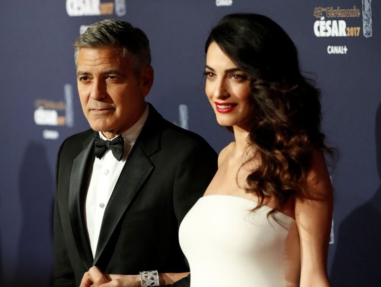 George Clooney y su mujer Amal durante unos premios en París