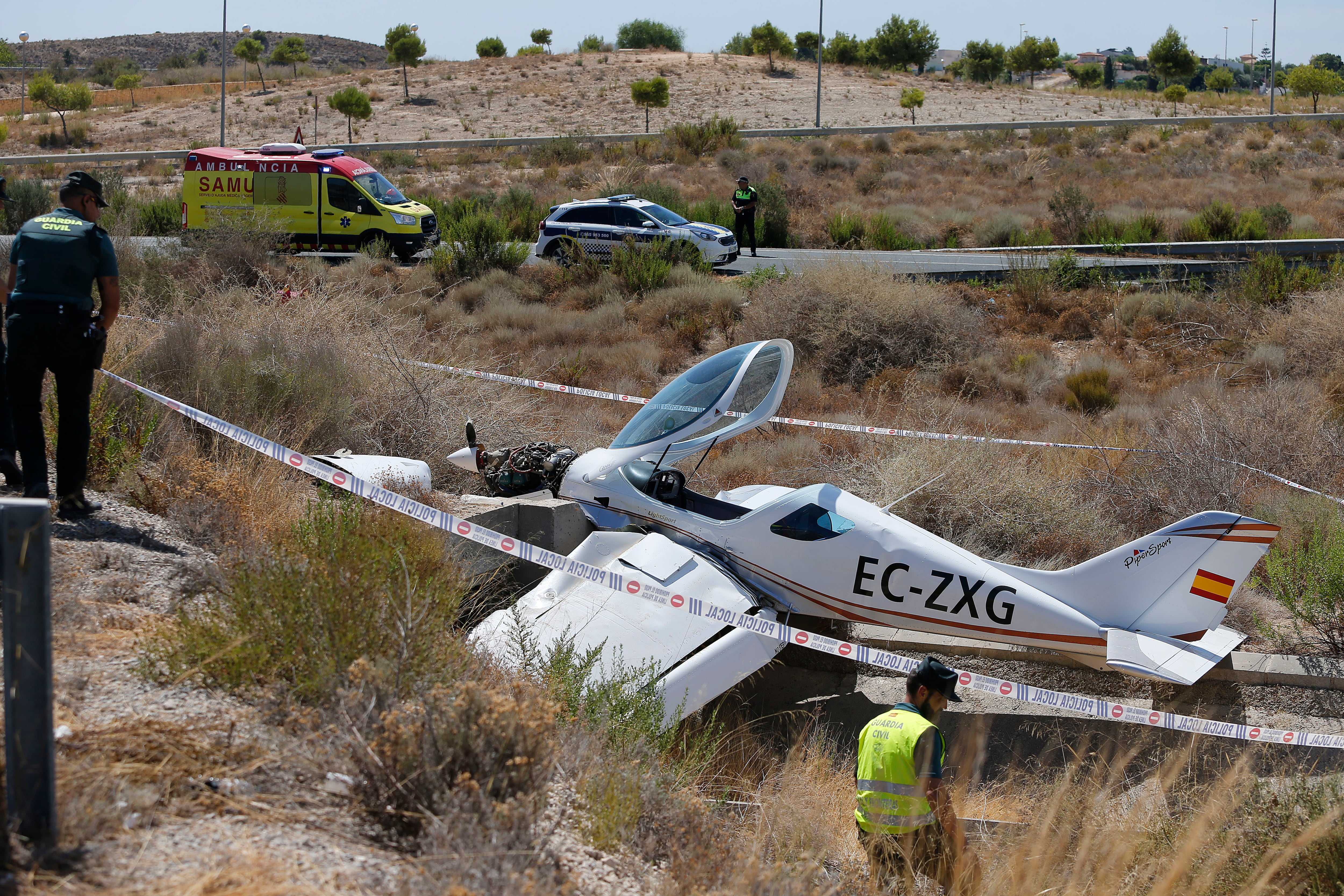 El piloto de una avioneta se encuentra consciente tras el accidente de este avión ligero cerca del aeródromo de Mutxamel (Alicante), EFE/ Manuel Lorenzo