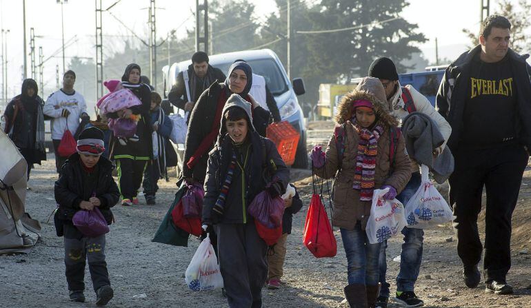 Un grupo de refugiados se dirige a cruzar la frontera entre Grecia y Macedonia cerca de la pequeña localidad de Idomeni, norte de Grecia,  diciembre 2015.   