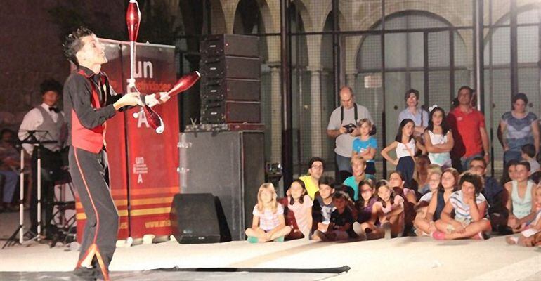 Actividad de circo organizada por la sede Antonio Machado de la UNIA en Baeza en una edición anterior de Cultura Abierta.