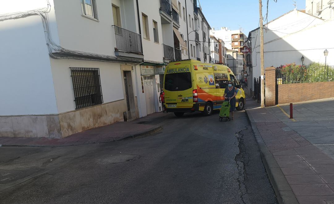 Una ciudadana rondeña camina junto a una ambulancia