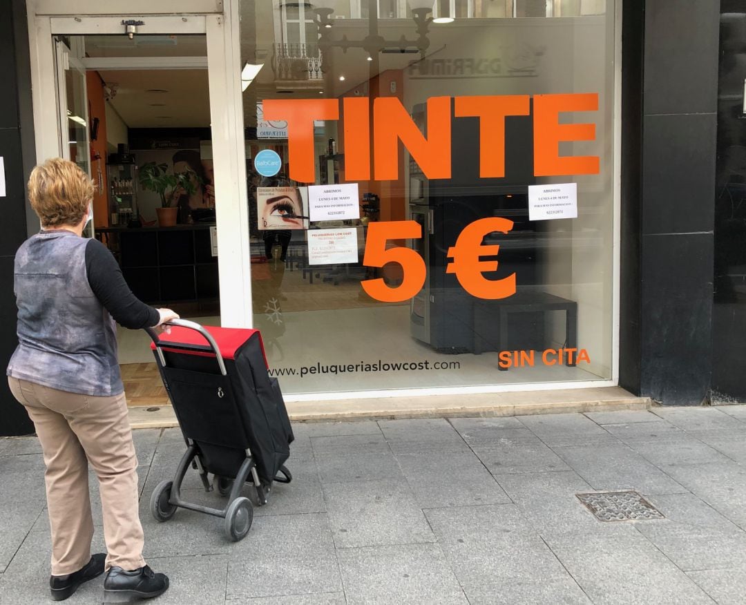 Las peluquerías de Alicante han abierto este lunes con cita previa y respetando la distancia entre clientes