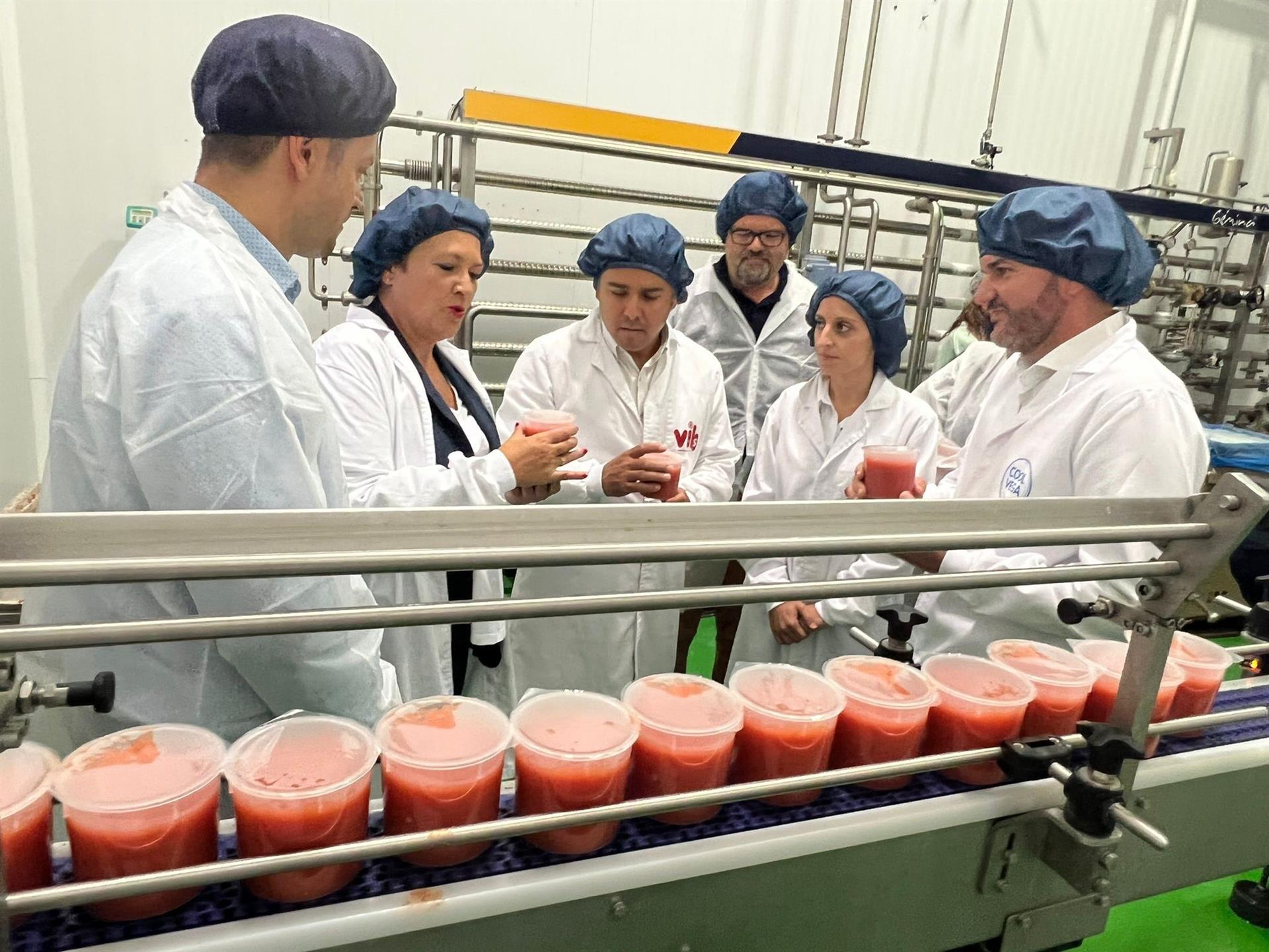 El consejero Agua, Agricultura, Ganadería Pesca, Medio Ambiente y Emergencias, Antonio Luengo, y el diputado regional del PP, Jesús Cano, en la visita a una empresa líder en el sector en Alhama de Murcia