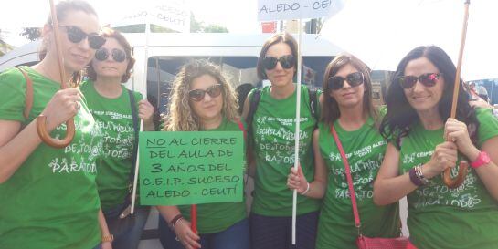 Un grupo de madres de Ceutí se manifiesta contra el cierre de un aula de infantil