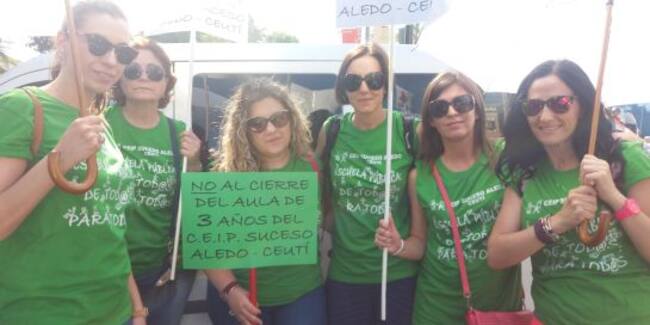 Un grupo de madres de Ceutí se manifiesta contra el cierre de un aula de infantil