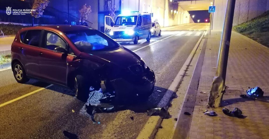 Sufre un accidente en Pamplona, se niega a someterse a la prueba de alcohol y trata de huir