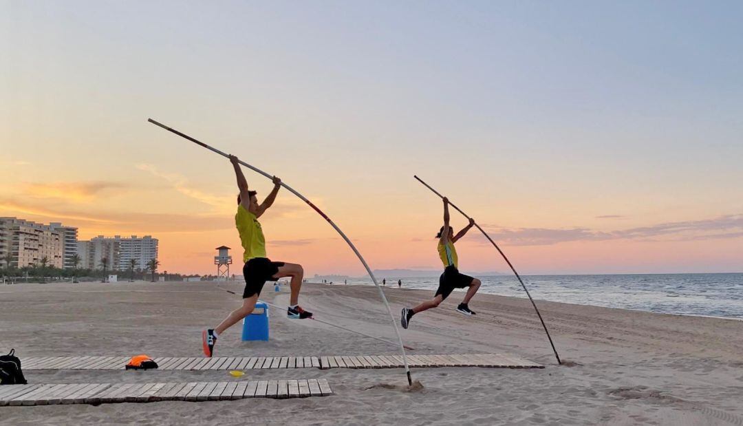 Los pertiguistas Sergio Palomino y Ricardo Rico entrenan en la playa de Gandia