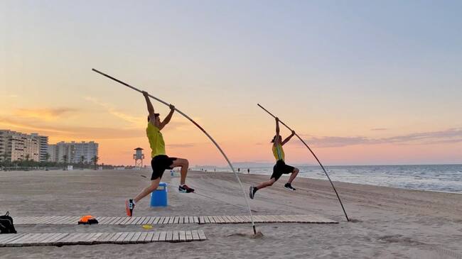 Los pertiguistas Sergio Palomino y Ricardo Rico entrenan en la playa de Gandia