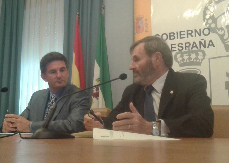 El Jefe de la Agrupación Provincial de Tráfico Juan Diego Ramírez (i) y el Sudelegado del Gobierno Juan Lillo en la presentación de la nueva campaña de la DGT para el control de alcoholemia y drogas en Jaén