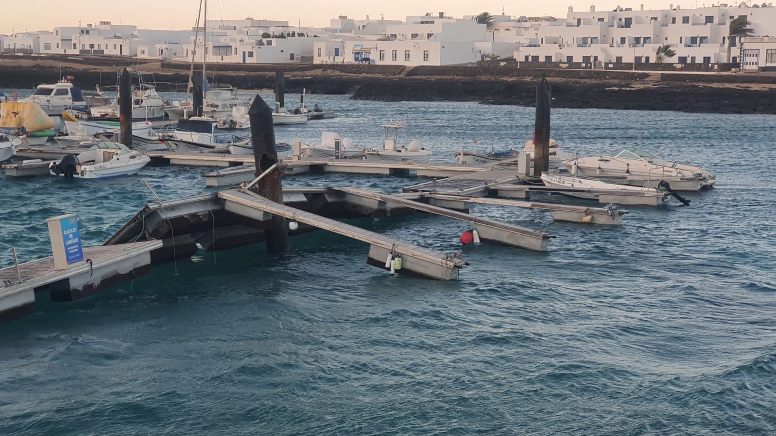 Pantalán reventado en el puerto de Caleta del Sebo, en La Graciosa.