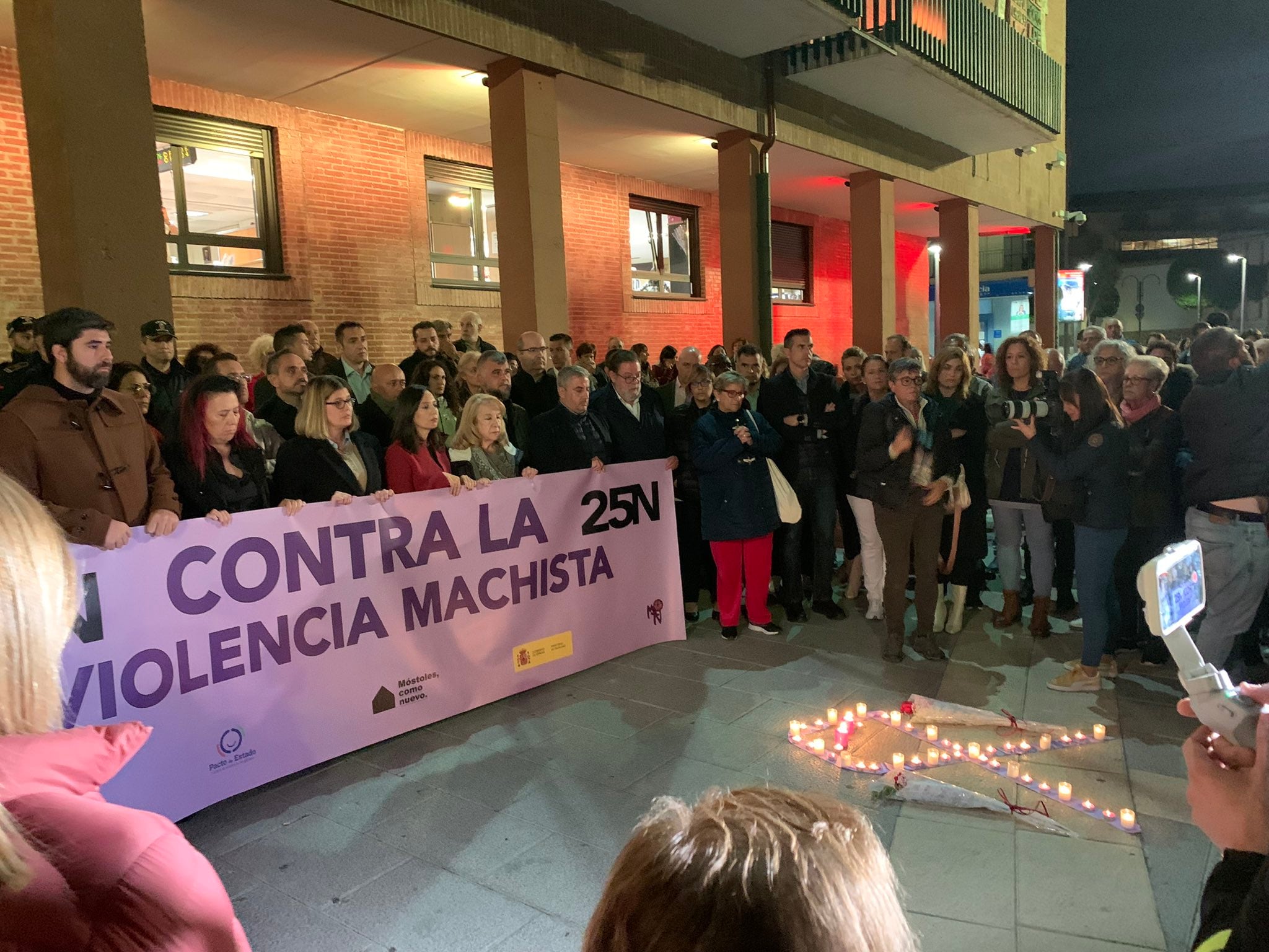 Participantes en la concentración en la Plaza del Ayuntamiento de Móstoles