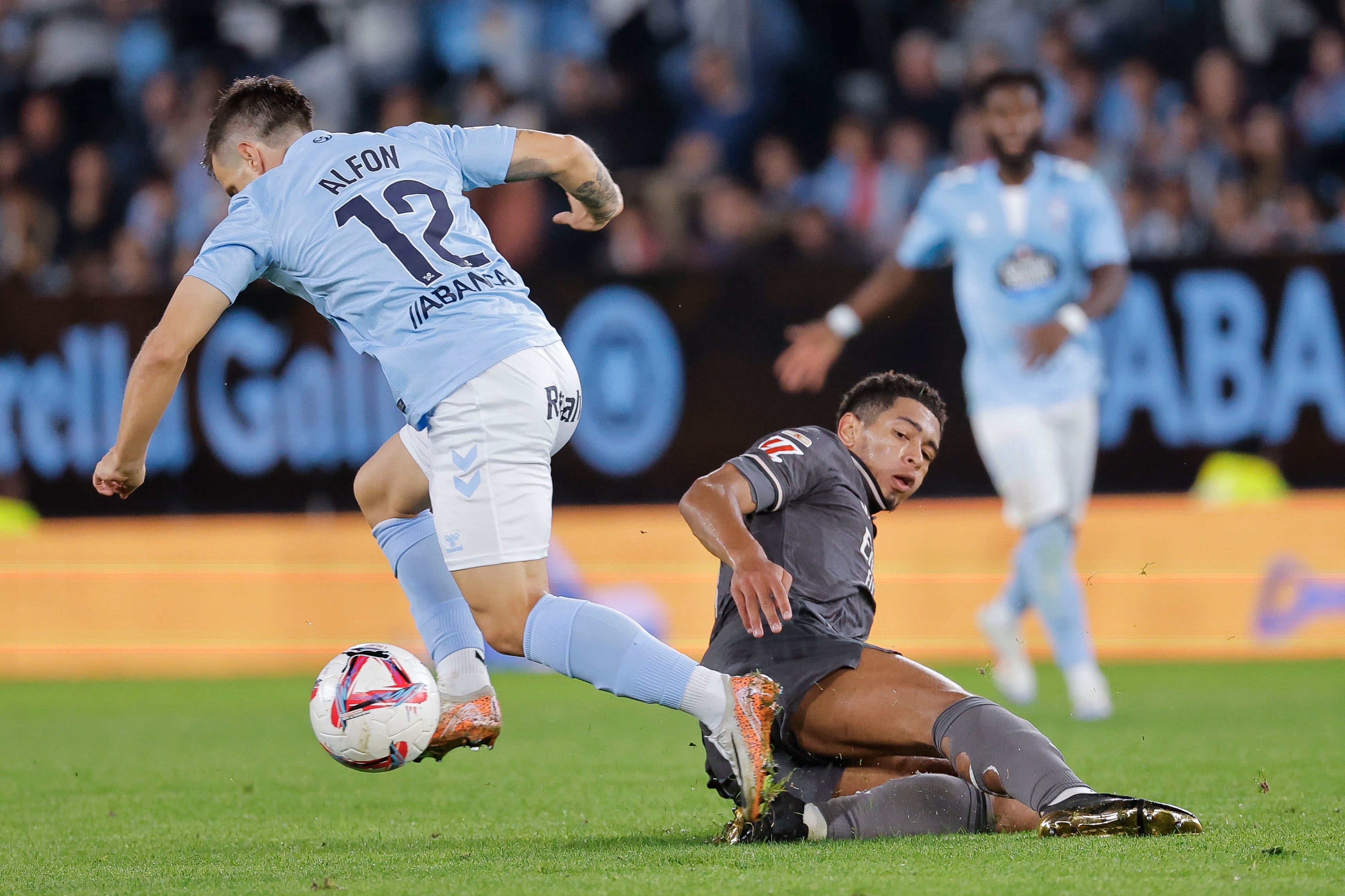 VIGO (PONEVEDRA), 19/10/2024.- El delantero del Celta Alfon González (i) escapa de Jude Belligham, del Real Madrid, durante el partido de la décima jornada de LaLiga EA Sports que Celta de Vigo y Real Madrid disputan este sábado en el estadio de Balaídos. EFE/Lavandeira
