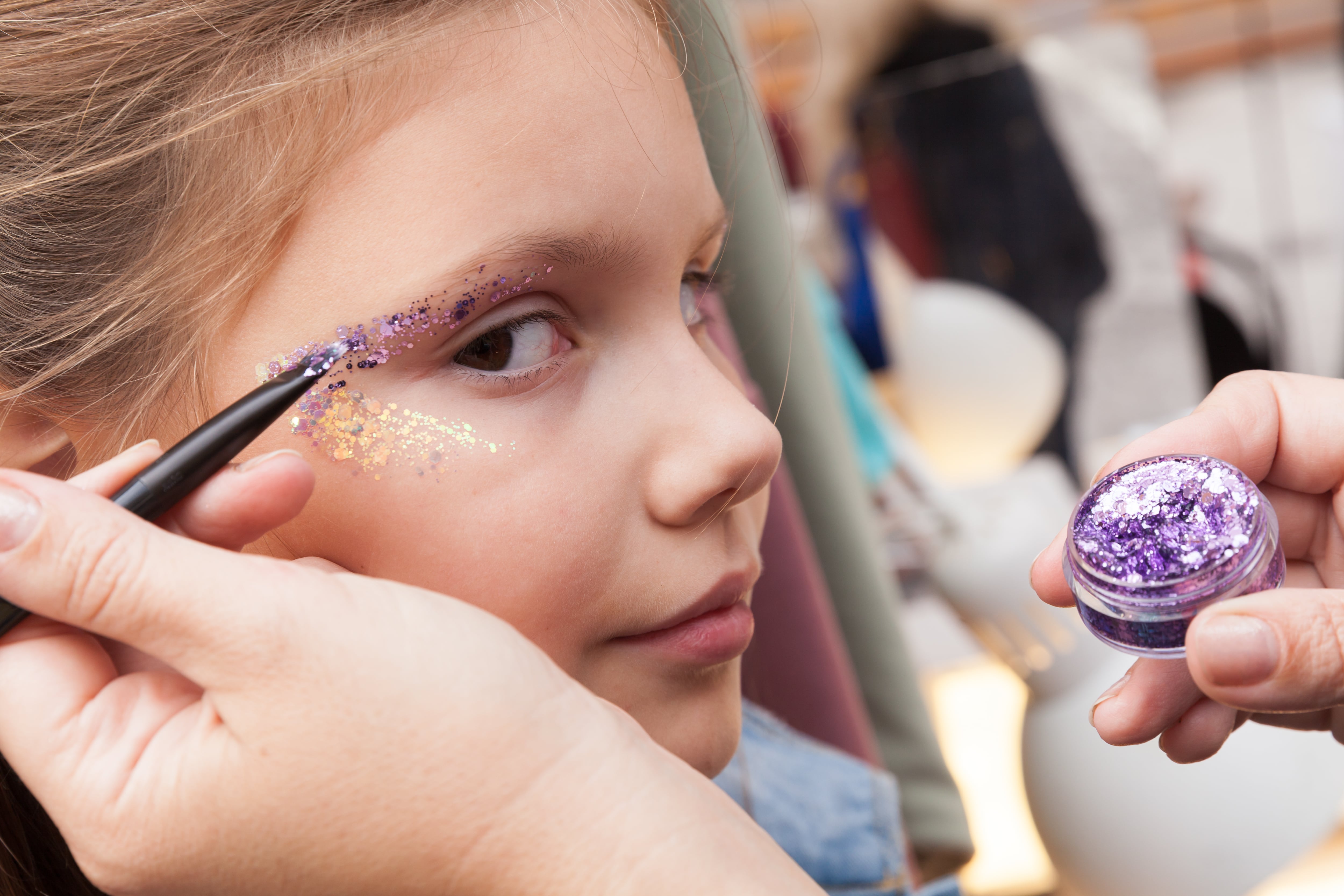 Maquillaje de una niña con purpurina.