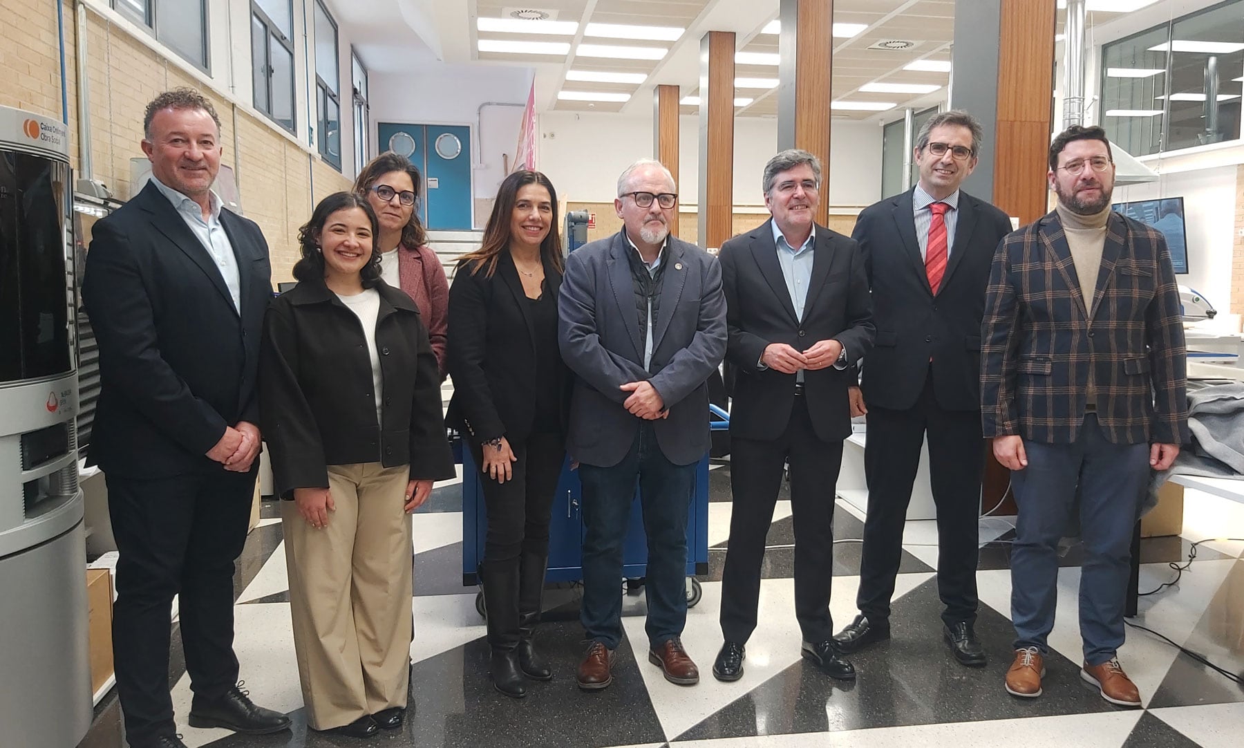 Representantes de patrocinadores, instituciones públicas y autoridades, al final del acto de presentación del nuevo FABLAB