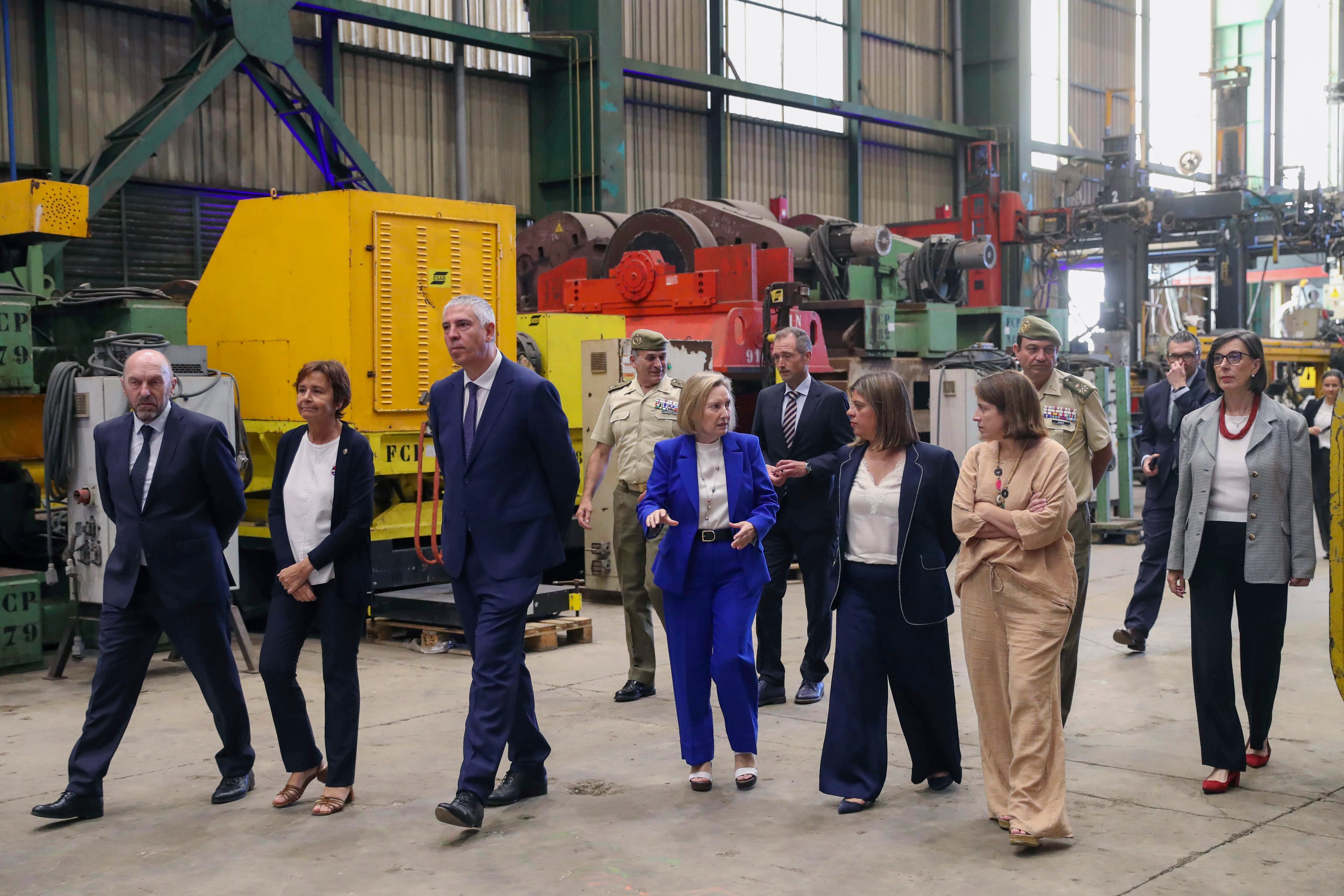 GIJÓN (ASTURIAS), 30/07/2025.- El consejero delegado de Indra Group, José Vicente de los Mozos (3i), acompañado de la secretaria de Estado de Defensa, Amparo Valcarce (4i), entre otros, durante su visita este miércoles al taller de calderería pesada de Gijón que Indra adquirió a Duro Felguera con el objetivo de transformarlo en una de las más modernas fábricas de vehículos militares y carros de combate de Europa. EFE/ J.L.Cereijido