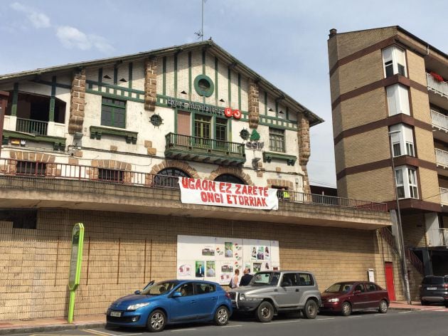 &quot;No sois bienvenidos a Ugao&quot;, la pancarta que luce en la estación de tren.