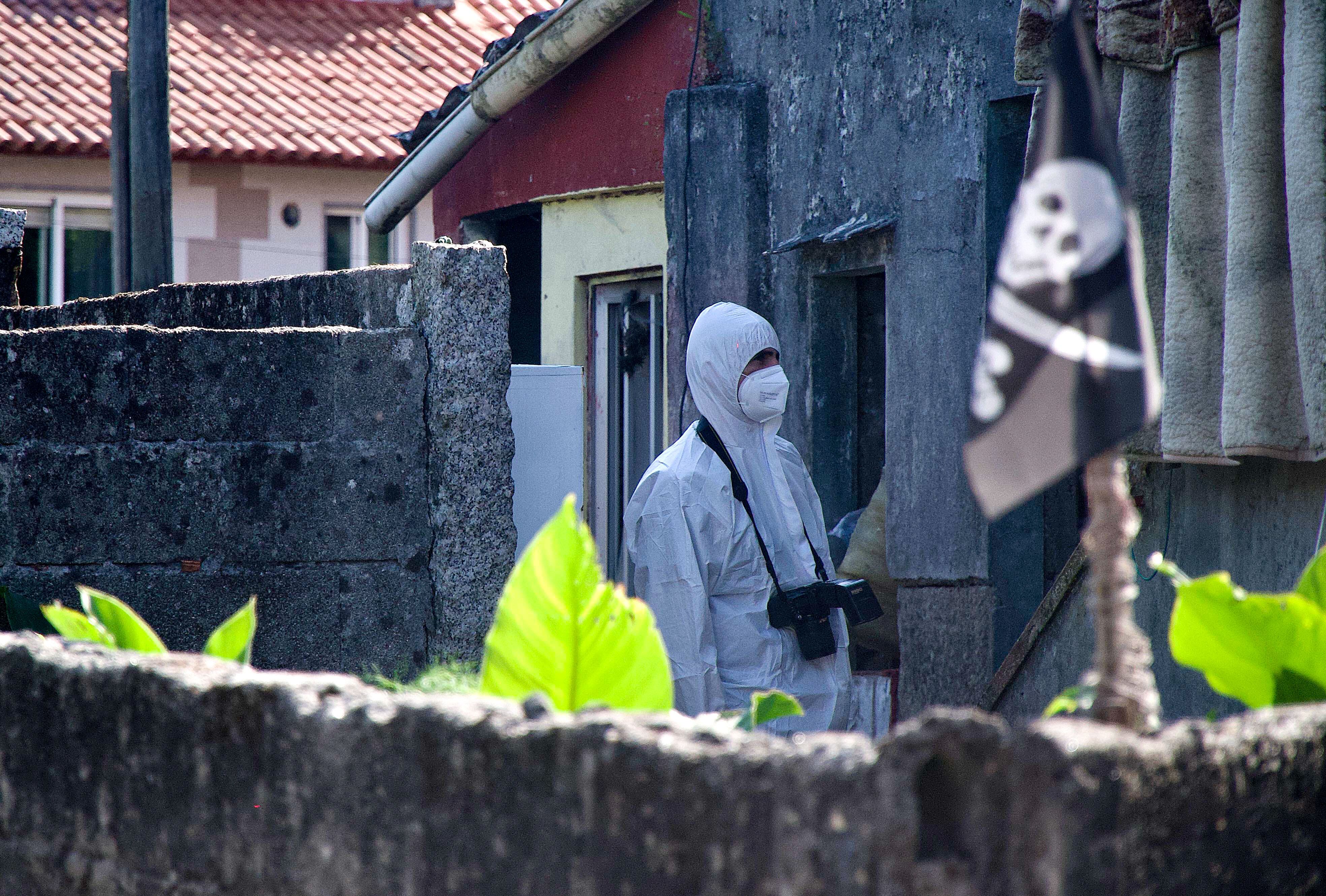 GRAF5057. PONTEVEDRA, 22/05/2023.- Miembros de la Policía Científica  se dirigen a la vivienda del barrio de Estribela (Pontevedra), donde una mujer de 33 años ha sido asesinada esta madrugada a manos, presuntamente, de un hombre que ya ha sido detenido.. EFE / Salvador Sas
