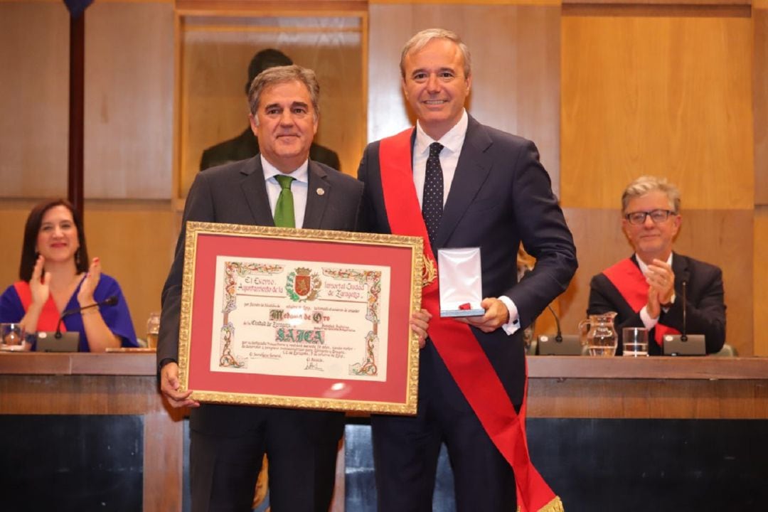 El presidente de Saica, Ramón Alejandro Balet, recibe la Medalla de Oro de Zaragoza de mano del alcalde de Zaragoza, Jorge Azcón 