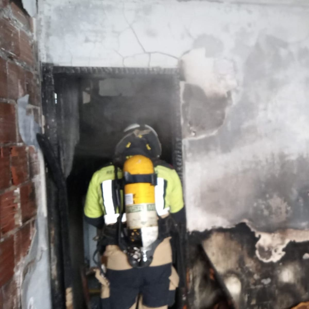 Atienden a dos personas por inhalación de humo en un incendio de una vivienda en Águilas