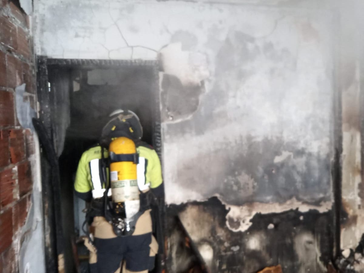 Atienden a dos personas por inhalación de humo en un incendio de una vivienda en Águilas