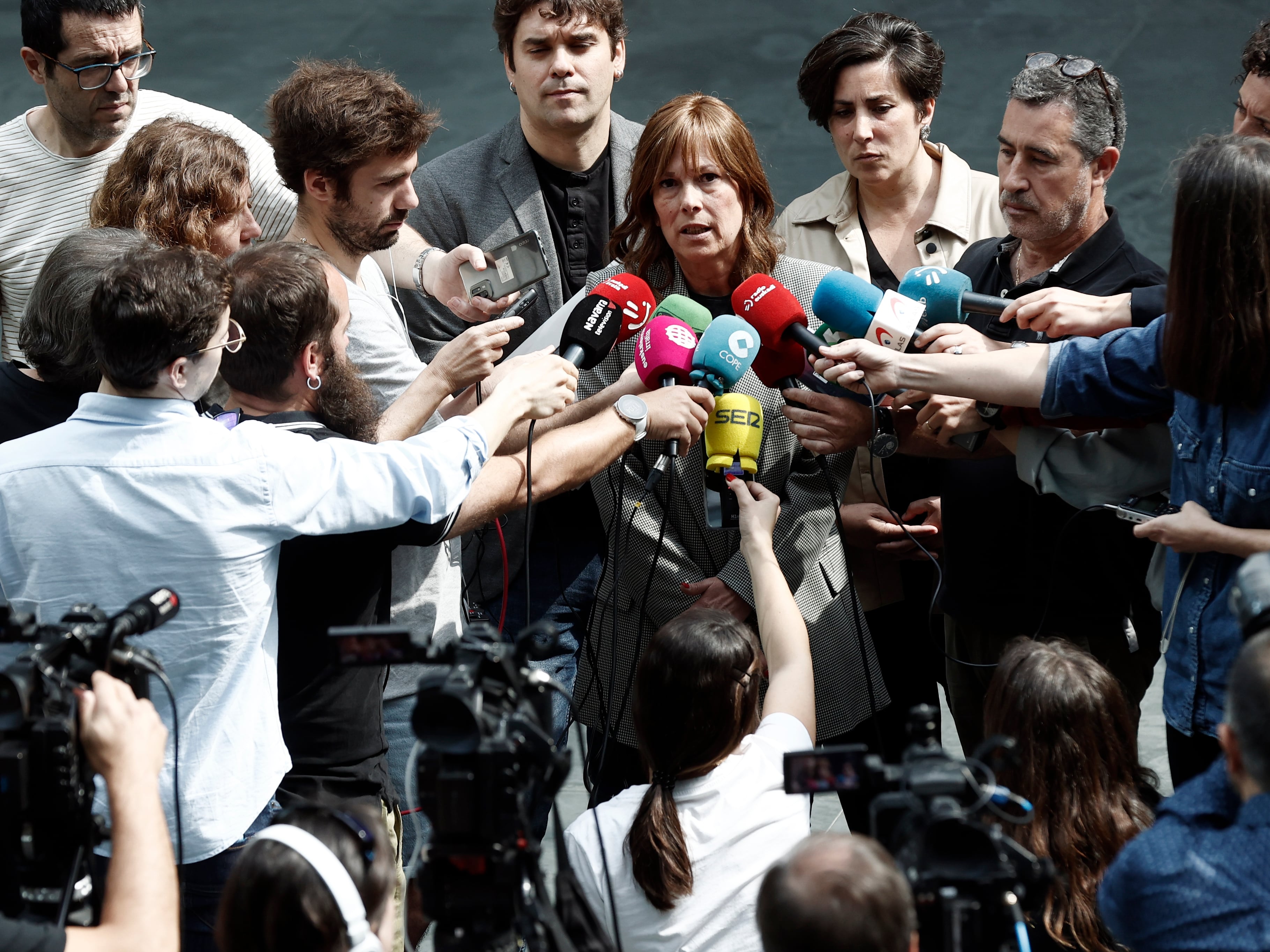 La cabeza de lista por Geroa Bai Uxue Barkos, atiende a los medios de comunicación tras el primer contacto que han mantenido este miércoles con la candidata del PSN a la Presidencia de Navarra, María Chivite para intentar formar Gobierno