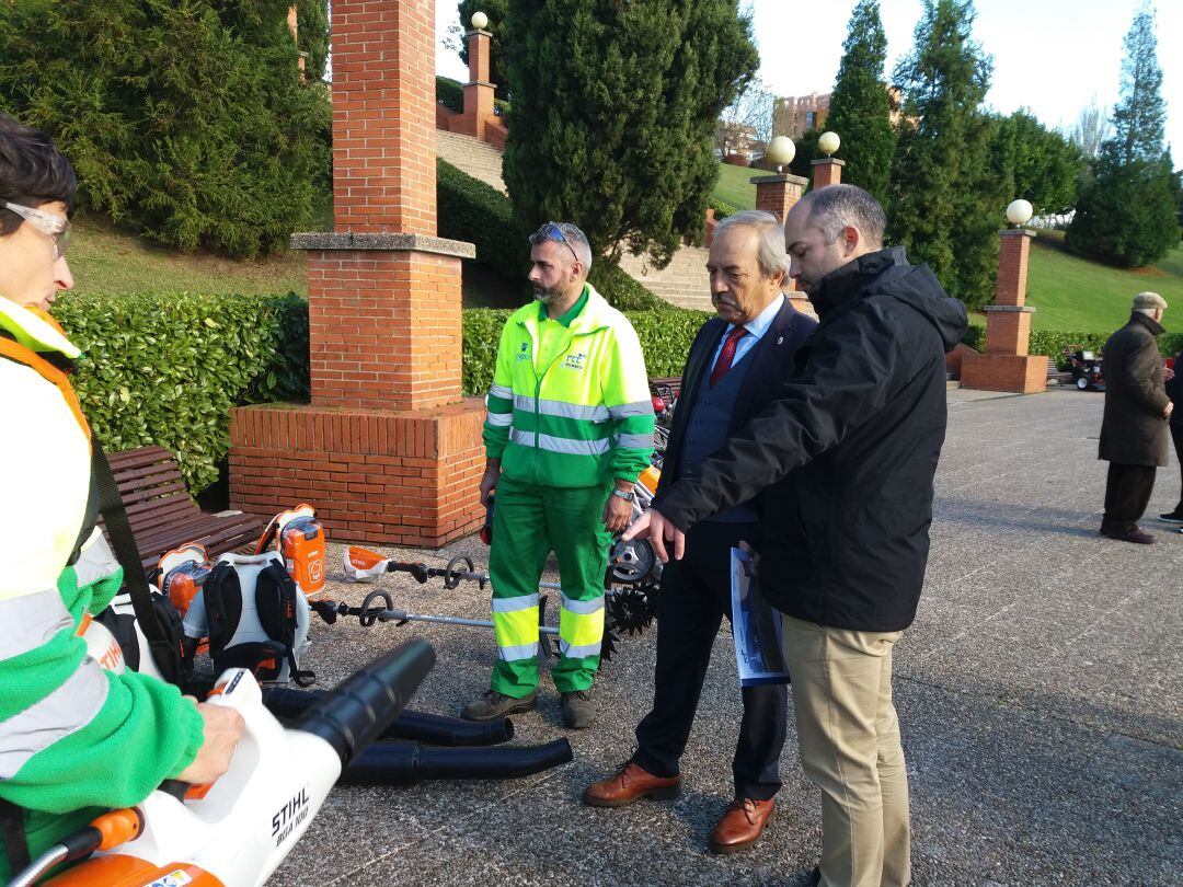 El alcalde de Oviedo Wenceslao López durante la presentación de la nueva maquinaria municipal para parques y jardines